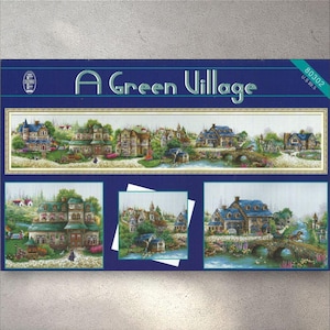 Può includere: Un kit per punto croce intitolato "A Green Village" con un paesaggio dettagliato di case pittoresche, ponti e vegetazione lussureggiante. Il kit include più immagini più piccole della scena del villaggio, il tutto su uno sfondo blu scuro.