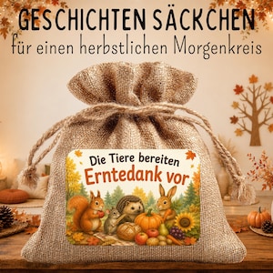 Könnte beinhalten: Ein beigefarbener Jutesack mit Kordelzug, der mit einem rechteckigen Etikett versehen ist. Darauf steht der Text 'GESCHICHTEN SÄCKCHEN für einen herbstlichen Morgenkreis' und 'Die Tiere bereiten Erntedank vor' über einer Illustration von Waldtieren.