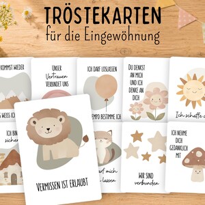 Puede incluir: Un conjunto de tarjetas rectangulares blancas con ilustraciones de un león, sol, seta, gato y montañas con texto en alemán que incluye Tröstekarten für die Eingewöhnung, Du kommst wieder, Ich darf loslassen, Ich schaffe das y Vermissen ist erlaubt.