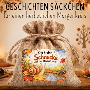 Op de afbeelding: Een beige jute buidel met trekkoord, voorzien van een rechthoekig label met een kleurrijke illustratie van een slak in een regenachtig herfstlandschap. Op het label staat de Duitse tekst "Die kleine Schnecke und der Herbstregen".