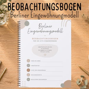 Könnte beinhalten: Ein spiralgebundener Beobachtungsbogen mit dem Titel Berliner Eingewöhnungsmodell, weißes Deckblatt mit dezenten abstrakten Formen, Textfeldern für Angaben zum Kind sowie einem zentralen Zitat über Geduld, Vertrauen und Herz bei der Eingewöhnung.