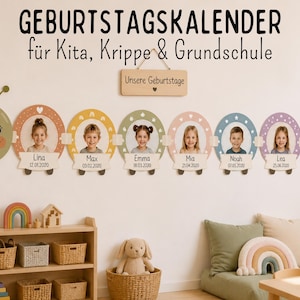 Op de afbeelding: Een verjaardagskalender voor aan de muur in de vorm van een rups met een groene kop en zeven kleurrijke ronde segmenten. Elk segment toont een kinderfoto, een naam en een geboortedatum. Een houten bordje draagt de tekst "Unsere Geburtstage".