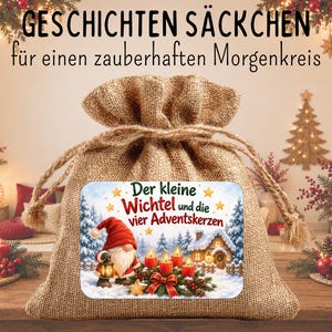 Puede incluir: Una bolsa de arpillera beige con cordón, que presenta una etiqueta rectangular con una escena invernal. La etiqueta muestra un gnomo con una linterna, una casa nevada y cuatro velas rojas, junto al texto "Der kleine Wichtel und die vier Adventskerzen".