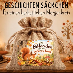 Könnte beinhalten: Ein beigefarbener Jutebeutel mit Kordelzug und einem rechteckigen Etikett, das ein Eichhörnchen im herbstlichen Wald zeigt. Das Etikett trägt den Text "Das Eichhörnchen und die verlorene Nuss", während oben auf dem Beutel "GESCHICHTEN SÄCKCHEN für einen herbstlichen Morgenkreis" steht.