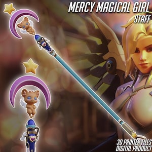 Puede incluir: Un bastón azul claro con un diseño detallado, con una figura parecida a un oso con alas, una luna creciente y estrellas. El texto "MERCY MAGICAL GIRL STAFF" se muestra en la parte superior. Las palabras "3D PRINTER FILES DIGITAL PRODUCT" están en la parte inferior.
