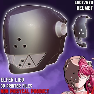 Może przedstawiać: Szary i biały hełm z napisem "LUCY/NYU HELMET" i "ELFEN LIED 3D PRINTER FILES NON PHISYCAL PRODUCT". Hełm ma okrągłą białą soczewkę i odłączony element boczny. Projekt jest futurystyczny i inspirowany anime.