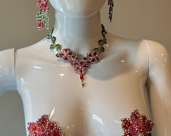 Set burlesque floreale in cristallo, copricapo rossi, collana, orecchini