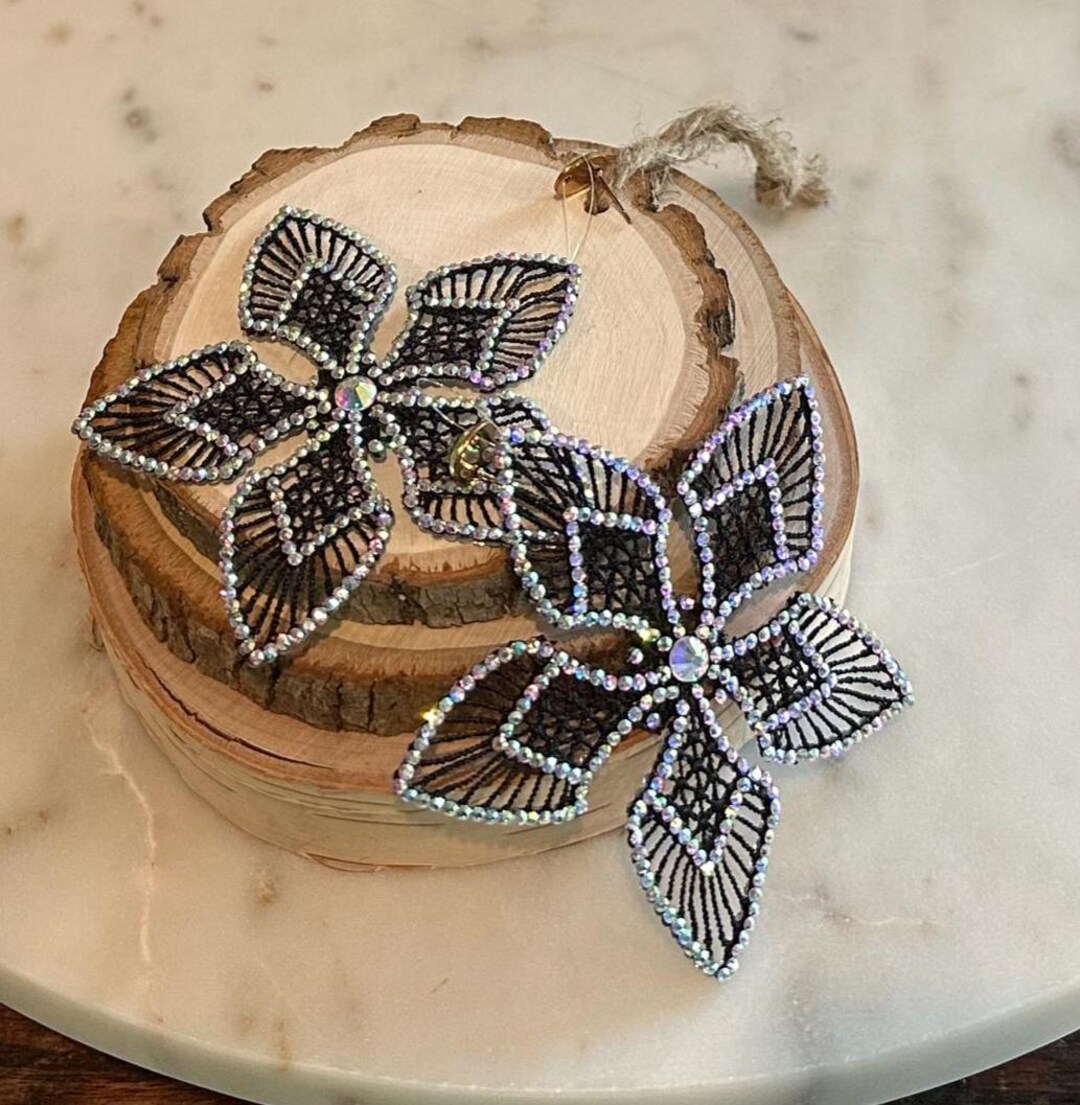 ユニークで特大サイズの、繊細な抽象的な花柄の黒いキラキラ輝く