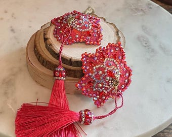 Copricostumi in cristallo scintillante con motivo floreale rosa brillante e nappe rimovibili
