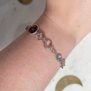 Armband aus Sterlingsilber mit braunen und blauen Edelsteinen