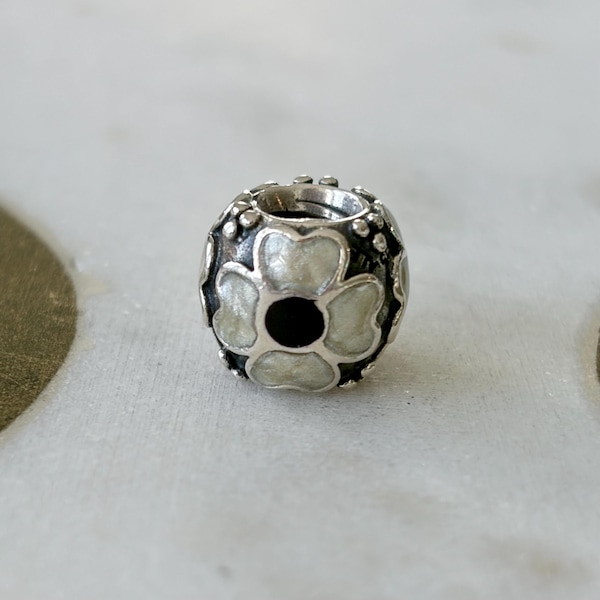 Charm de margarita esmaltada de plata de ley Pandora, descatalogado, marcado 925 y firmado ALE.