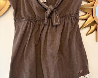 Top babydoll sin tirantes color marrón estilo Y2K de Hollister con ribete de encaje, talla mediana.
