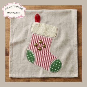 Peut inclure: Un carré de tissu beige avec une applique de chaussette de Noël au centre. La chaussette présente un corps rayé rouge et blanc, un revers crème, un talon et une pointe verts à motifs d'étoiles, et quatre boutons en laiton. Texte : INSTANT DOWNLOAD PDF, SVG, DXF.