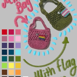 Op de afbeelding: Twee kleine gehaakte minitassen, één olijfgroen en één roze, elk voorzien van een kleine vlagbedel bevestigd met een zilveren veiligheidsspeld. De afbeelding bevat de tekst "Mini Bag", "With flag Charm" en "Choose Color" naast een kleurenpalet.