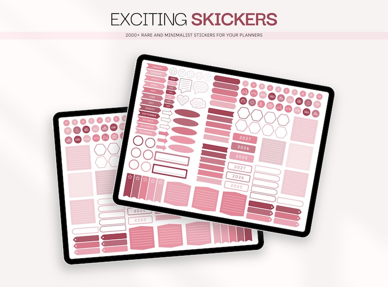 Puede incluir: Dos tabletas digitales que muestran hojas de pegatinas para agenda en tonos rosa y granate. El texto EXCITING SKICKERS y 2000+ RARE AND MINIMALIST STICKERS FOR YOUR PLANNERS aparece arriba. Las pegatinas incluyen meses, a&ntilde;os, formas y l&iacute;neas.