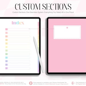 以下が含まれることがあります： CUSTOM SECTIONSおよびIndexというテキストが表示されたプランナーインターフェースを持つ2台のデジタルタブレット。左側の画面には虹色のタブが付いたリストが表示され、右側の画面には白い長方形の枠があるピンク色のページとスタイラスペンが表示されています。
