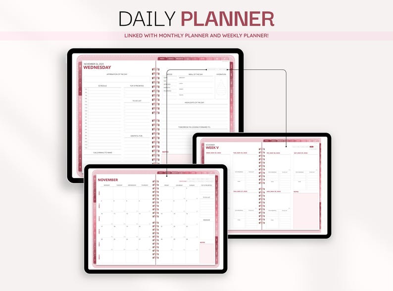 Puede incluir: Un planificador diario digital mostrado en tres pantallas de tableta con detalles en rosa. Las pantallas muestran un horario diario, una vista semanal y un calendario mensual de noviembre. El texto superior dice DAILY PLANNER y LINKED WITH MONTHLY PLANNER AND WEEKLY PLANNER.