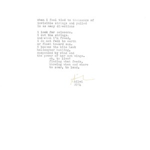 Può includere: Una poesia in bianco e nero sul sentimento di essere legato e poi liberato, con il testo "quando mi sento legato a migliaia di fili invisibili e tirato in tante direzioni...oh, vivere! trovare ciò che nutre, sapere quando e dove librarsi, atterrare." e la firma "silvi 2014".