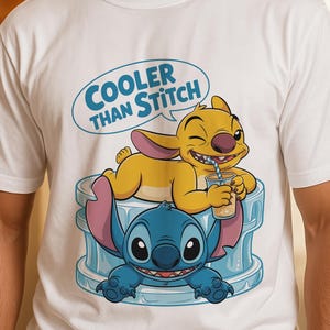 Maglietta "Cooler Than Stitch", T-shirt, Top Lilo & Stitch, T-shirt ispirata a Reuben, T-shirt con cartoni animati, T-shirt unisex, Regalo per fan del cinema 2025