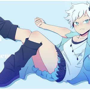 Puede incluir: Ilustración de estilo anime de una persona con cabello blanco y ojos azules, vistiendo una camiseta blanca, una chaqueta azul y pantalones cortos negros. El personaje está acostado sobre un fondo azul claro. Una flor negra adorna el cabello.