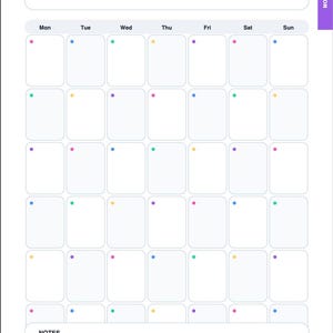 Op de afbeelding: Een maandkalenderpagina met een paarse koptekst met de tekst "Maandkalender". Het kalenderraster is wit met gekleurde stippen en een ruimte voor notities. De dagen van de week staan bovenaan vermeld.