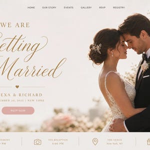 以下が含まれることがあります： エレガントな筆記体で「We Are Getting Married」という言葉とともに、抱き合うカップルをフィーチャーした結婚式のウェブサイトのデザイン。ウェブサイトには、名前、日付、場所などの詳細が記載されており、柔らかい花の背景があります。