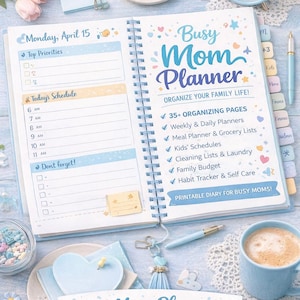 Peut inclure: Un agenda bleu clair en spirale intitulé "Busy Mom Planner" avec le texte "Organisez votre vie de famille !" et "Journal imprimable pour les mamans occupées !". Comprend des sections pour les horaires quotidiens, les priorités et les notes. Avec un réveil bleu clair et une tasse de café.