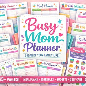 Op de afbeelding: Een kleurrijke planner getiteld "Busy Mom Planner" met verschillende planningspagina's, waaronder maaltijdplannen, schema's en onkosten trackers. De planner bevat stickers en is ontworpen om het gezinsleven te organiseren. De afbeelding bevat een verscheidenheid aan pastelkleuren.
