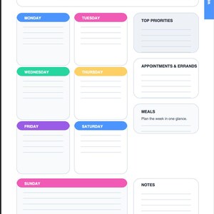 Op de afbeelding: Een weekplannerpagina met een blauw-witte diagonaal gestreepte kop. De planner bevat secties voor elke dag van de week, met kleurgecodeerde koppen. Extra secties zijn voor topprioriteiten, afspraken, boodschappen, maaltijden en notities. De tekst "Weekly Planner" staat bovenaan.