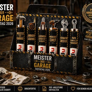 K&ouml;nnte beinhalten: Ein Geschenkset im Werkzeugkasten-Stil mit sechs Werkzeugbeh&auml;ltern, die jeweils mit einem Werkzeug und einem deutschen Satz beschriftet sind. Das Set ist schwarz und gelb mit der Aufschrift "MEISTER DER GARAGE VATERTAG 2026".