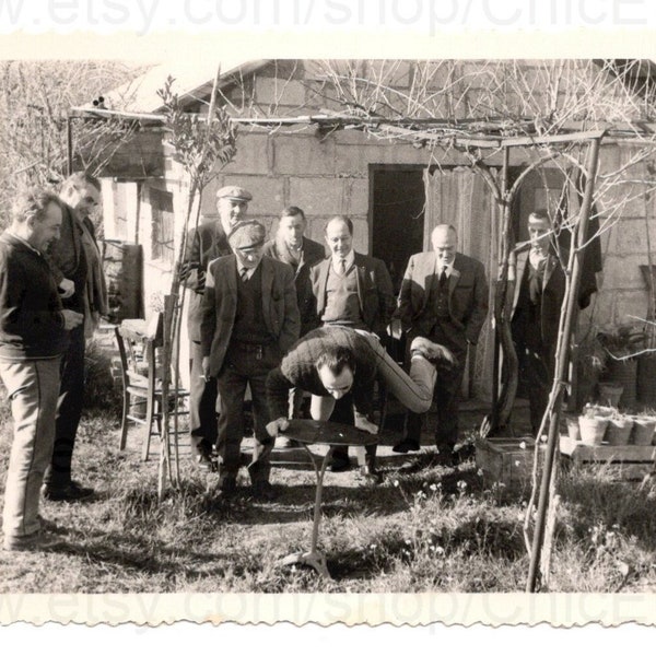 Vintage französisches Foto - Mann, der sich auf einem Tisch balanciert