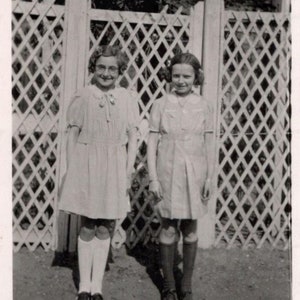 Vintage Fotografie - Zwei Mädchen stehen zusammen im Garten