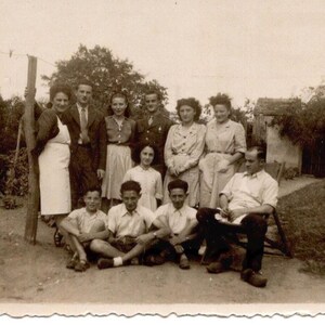 Foto francesa de época: grupo de personas reunidas afuera en un jardín