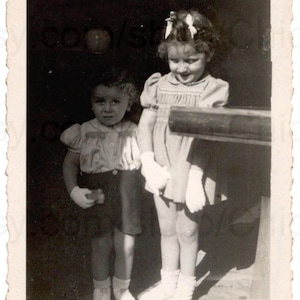 1940's Französisches Foto - Junge & Mädchen Händchen haltend