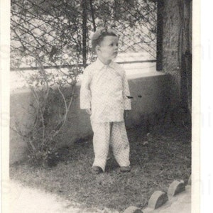 Französisches Foto 1940 - Kleiner Junge Draußen im Pyjama