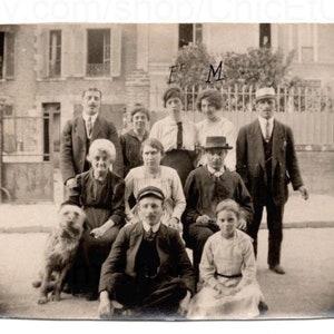 Französisches Foto von 1910 - Familie auf einer Straße