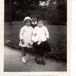 Photo française des années 30 - Nounou avec deux enfants