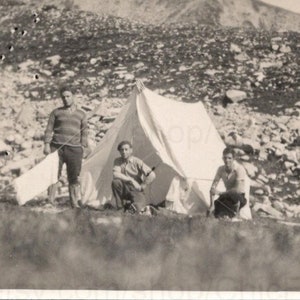 Foto francesa antigua: hombres acampando en las colinas