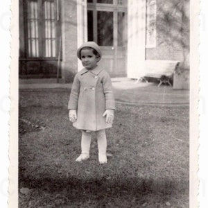 Foto uit de jaren 1930: klein meisje stond voor een groot huis