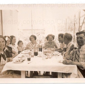 1930er Jahre Französischer Sommer Foto - Familienessen