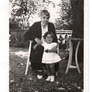 Foto francese degli anni '30 - Vecchia donna con una bambina