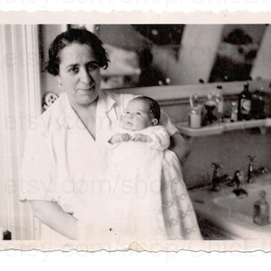 Photo vintage des années 30 - Femme avec un bébé dans une salle de bain