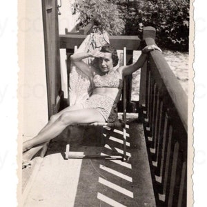 Foto estiva francese degli anni '30 - Donna su un balcone