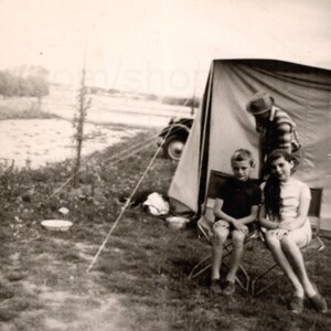 Fotografía francesa antigua: Acampando con el gato