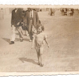 Zomerfoto jaren 1930: klein meisje loopt langs