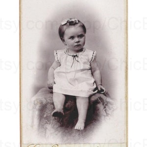 Französische antike CDV Foto - süßes Baby Mädchen (Sémoff, Roubaix, France)