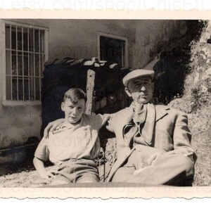 Foto francese - Uomo e ragazzo seduti fuori