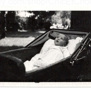 Photographie des années 30 - Bébé dehors dans un landau