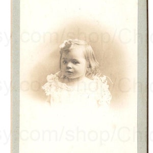 Alte französische CDV Photo - Nettes kleines Mädchen (H. Carrette, Tourcoing, Frankreich)