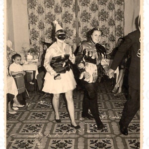 Fotografia francesa vintage - duas mulheres em trajes elegantes